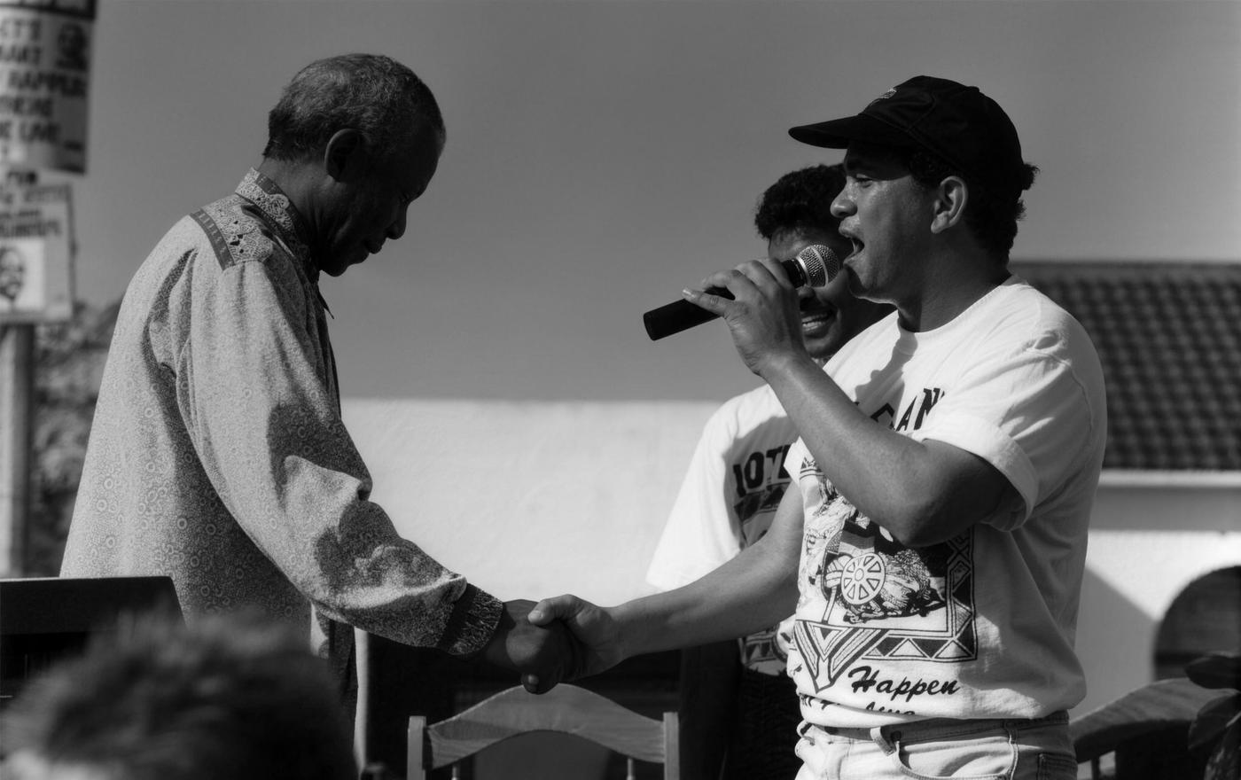 Black and white photograph of Nelson Mandela shaking hands with John Pretorius